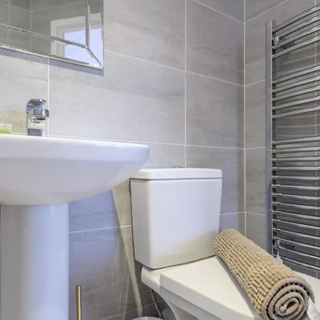 Corner By The Canal - Duplex - Pass The Keys Semesterbostad *