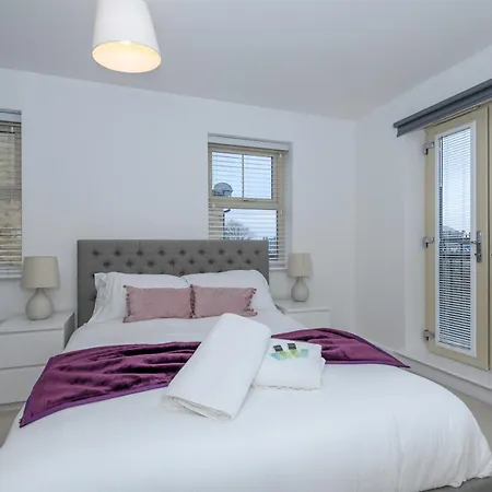 Corner By The Canal - Duplex - Pass The Keys * Leeds (West Yorkshire)