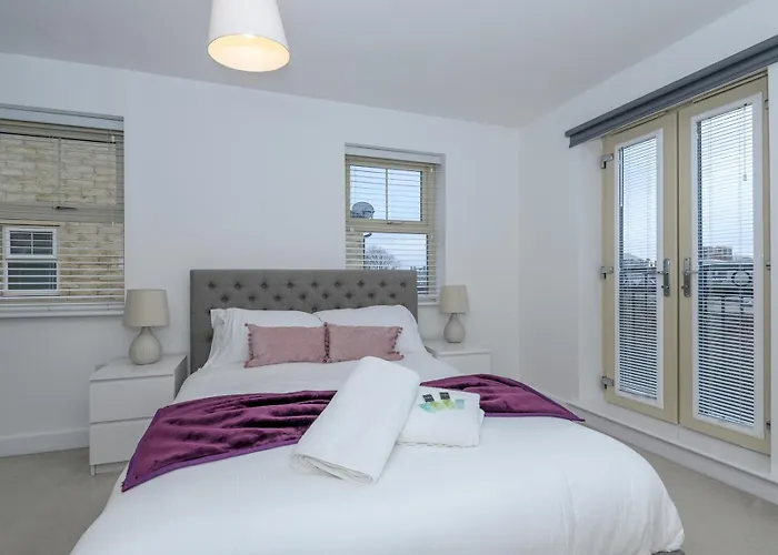 Corner By The Canal - Duplex - Pass The Keys * Leeds (West Yorkshire)