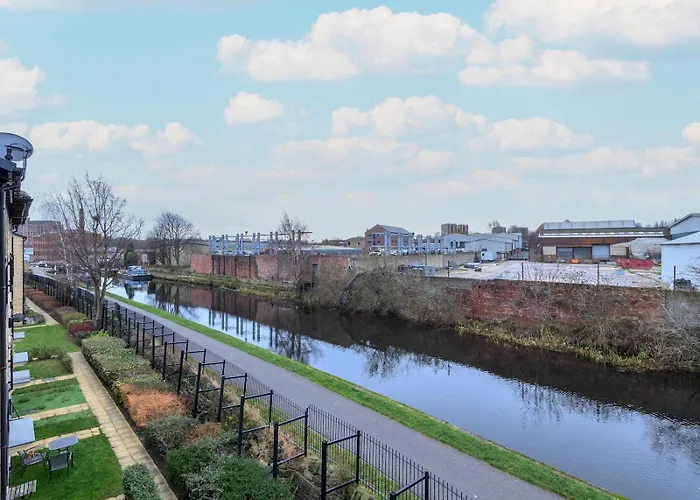 Corner By The Canal - Duplex - Pass The Keys *